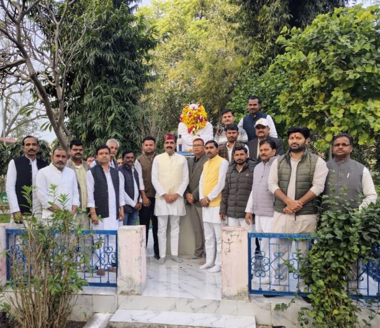 समथर — नगर एवं क्षेत्र में गणतंत्र दिवस का पर्व हर्सोल्लास एवं राष्ट्र भक्ति भावना के साथ मनाया गया । इस अवसर पर सरकारी ,अर्धसरकारी संस्थानों,बिद्यालयों,और प्रतिष्ठानों पर तिरंगा फहराया गया ।