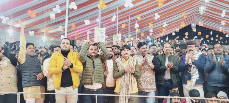 श्री राम कथा मोंठ में रात्रि सांस्कृतिक कार्यक्रम में भजन सम्राट हेमंत ब्रजवासी के भजनों पर झूमे श्रद्धालु।