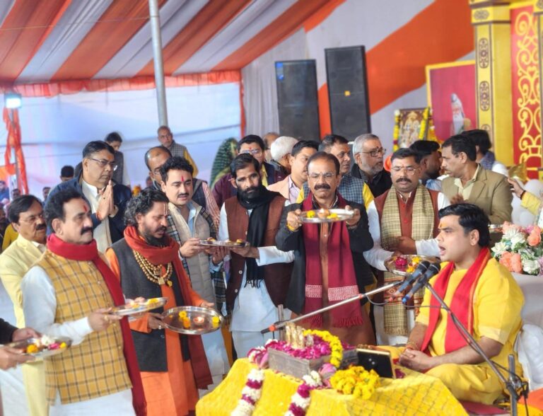 मोंठ में श्री राम कथा में शामिल हुए पूर्व गृह मंत्री डॉ. नरोत्तम मिश्रा।