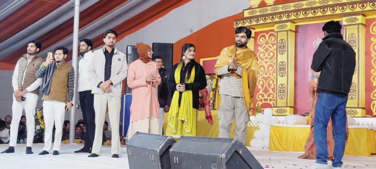 मोंठ–कस्बा के श्री शीतला धाम प्रांगण में चल रही दिव्य एवं भव्य श्री राम कथा की पावन श्रृंखला में एक सायं सांस्कृतिक कार्यक्रमों से सजी रही।