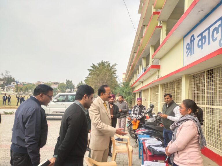 मण्डलायुक्त/रोल प्रेक्षक ने मतदेय स्थलों पर उपस्थित बीएलओ के कार्यों का किया निरीक्षण