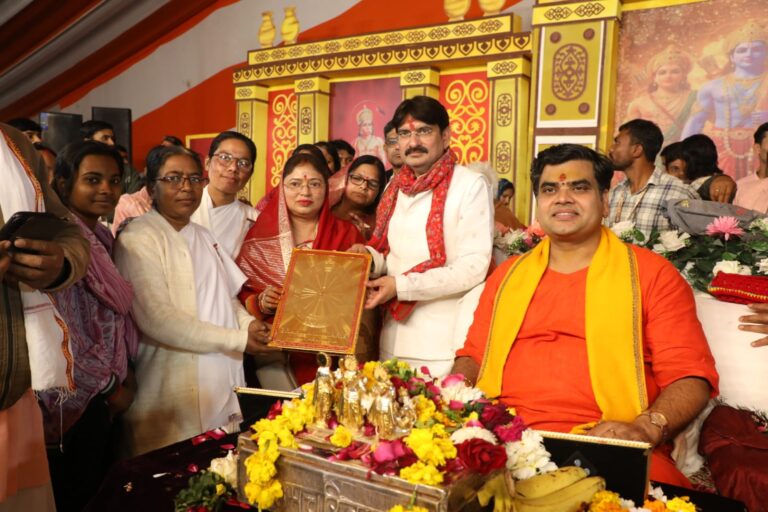 मोंठ–कस्बा के श्री शीतला धाम प्रांगण में चल रही श्री रामकथा के विश्राम दिवस पर पूज्य महाराज जी ने अरण्यकांड की कथा का वर्णन किया।