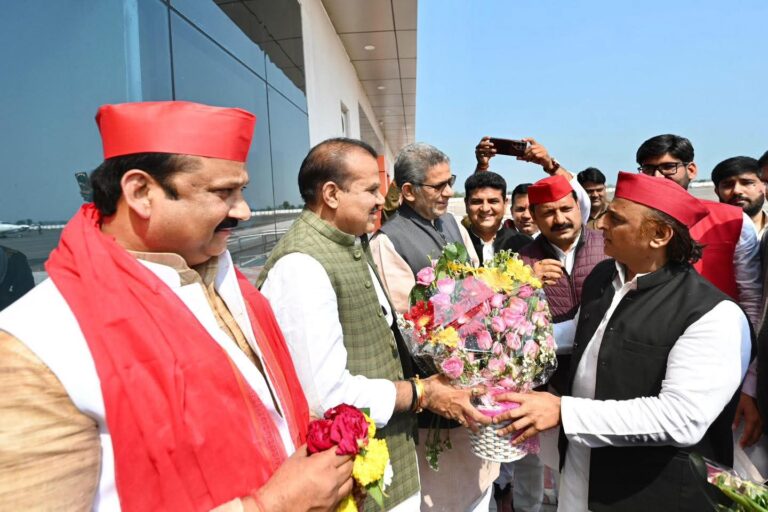 बुंदेलखंड के झांसी दौरे पर पहुंचे पूर्व मुख्यमंत्री अखिलेश यादव का पूर्व विधायक दीपनारायण सिंह दीपक यादव ने किया भव्य स्वागत।