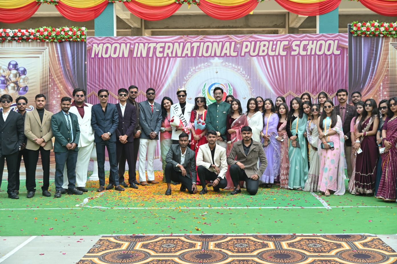 मोंठ–मून इण्टरनेशनल पब्लिक स्कूल भुजोंद में कक्षा 12 वीं के छात्र छात्राओं का विदाई समारोह हर्षोल्लास से सम्पन्न हुआ।