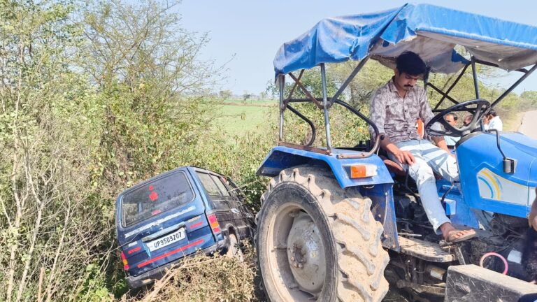 समथर — थाना क्षेत्र अंतर्गत ग्राम साकिन के समीप एक मारुति वैन कार सड़क किनारे बनी खाई में जा गिरी । गनीमत रही कि उक्त कार में सवार सभी लोग बाल-बाल बच गए ।