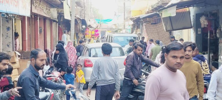 मोंठ में जाम के झांम से लोग परेशान, पैदल चलना भी मुश्किल।