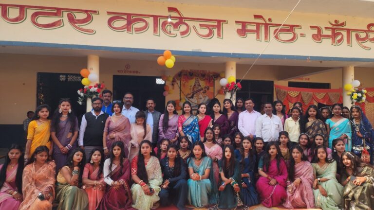 मोंठ–कस्बा के कन्या इंटर कॉलेज में शुभकामनाएं पार्टी एवं प्रतिभा सम्मान समारोह का भव्य आयोजन किया गया। कार्यक्रम का शुभारंभ मुख्य अतिथि चिरगाँव के जेडी इंटर कॉलेज के प्रबंधक रूपसिंह राजपूत ने मां सरस्वती के चित्र के समक्ष दीप प्रज्वलित कर किया गया।