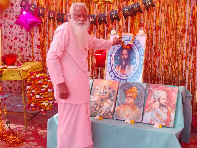 बुराइयों के राक्षस को मारकर देहरी के बाहर रखें कदम : स्वामी वासुदेवानंद