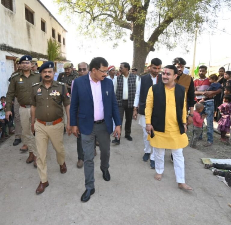 महाशिवरात्रि को लेकर प्रशासन अलर्ट, डीएम व एसपी ने देवगांव स्थित परमहंस बद्री दास जी महाराज मंदिर का किया निरीक्षण