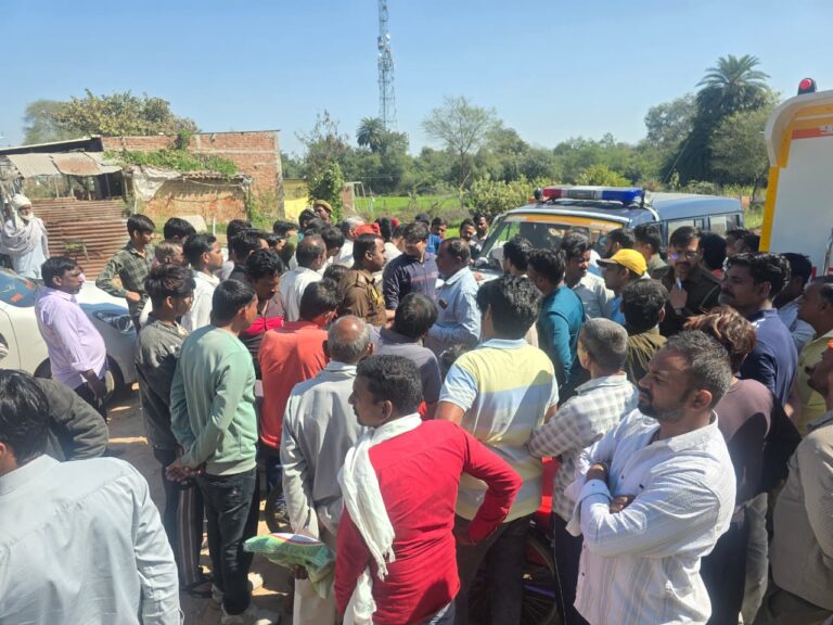 समथर — समथर थाना क्षेत्र के ग्राम साकिन में एक युवक ने ग्राम स्थित एक मंदिर परिसर में पीपल के पेड़ पर रस्सी से फांसी लगाकर अपनी जीवन लीला समाप्त कर ली ।