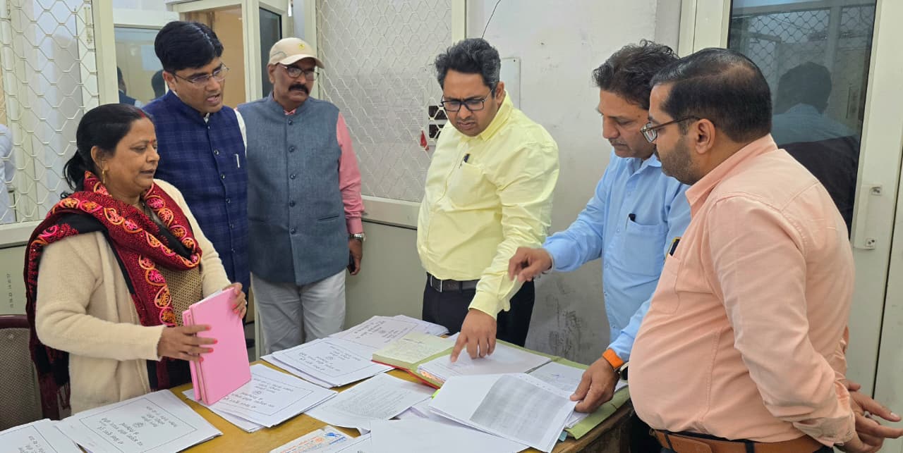 कलेक्ट्रेट में विभिन्न पटलों का औचक निरीक्षण, फाइलें दुरुस्त रखने के निर्देश