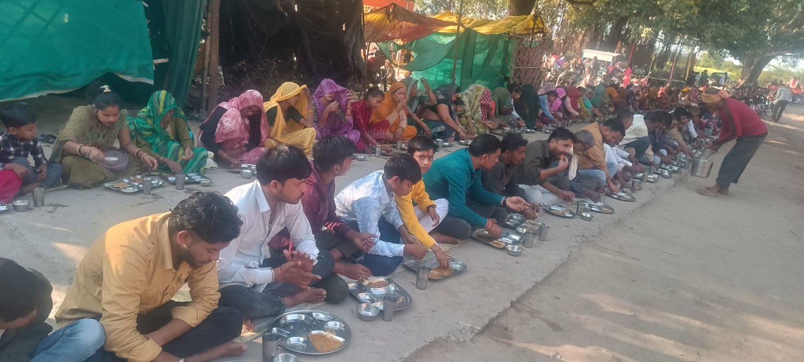 हर सोमवार शीतला माता मंदिर पांडौरी में आयोजित हो रहा भंडारादूर-दराज़ से उमड़ती श्रद्धालुओं की भीड़।