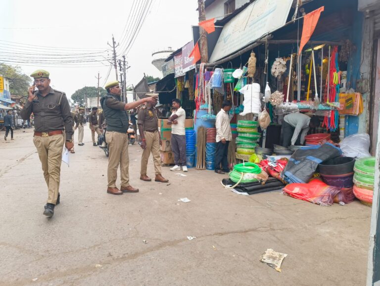 समथर पुलिस ने अतिक्रमण के खिलाफ चलाया अभियान।