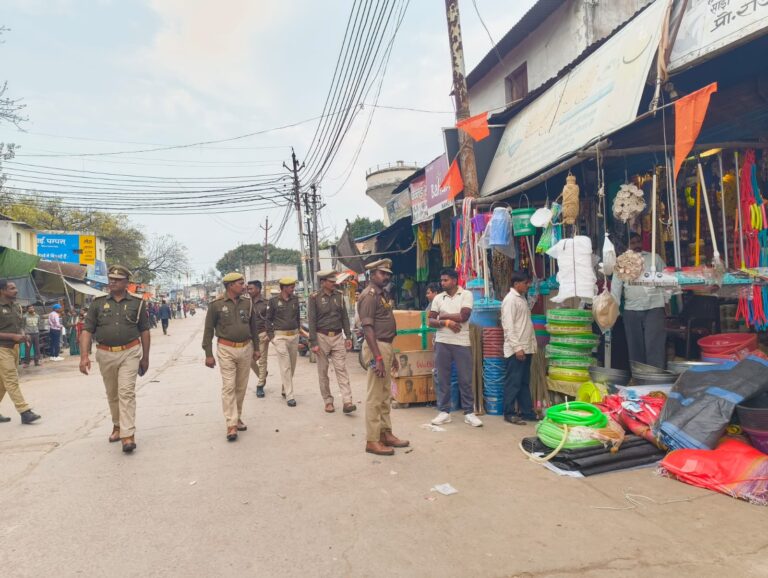 समथर-समथर कस्बे में जाम और अव्यवस्थित यातायात से परेशान लोगों को राहत देने के लिए शुक्रवार को पुलिस का सख्त अभियान देखने को मिला।