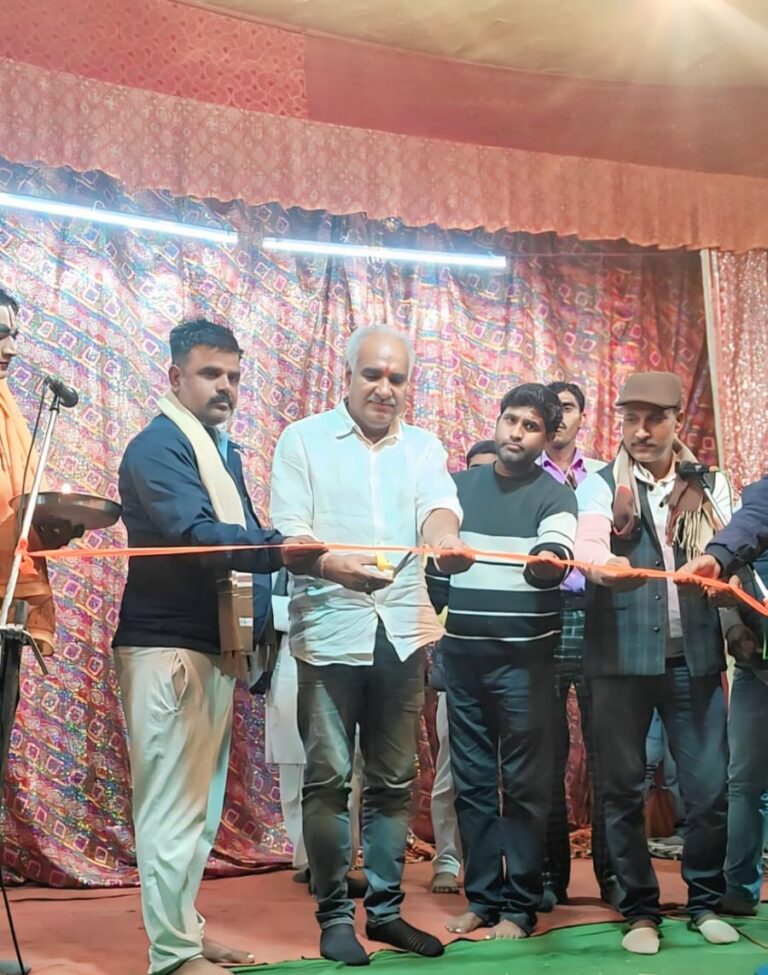 समथर — क्षेत्र के ग्राम चिरगांव खुर्द में चल रहे रामलीला मंचन कार्यक्रम में सुग्रीब मित्रता बालि बध की लीला का मंचन सम्पन्न हुआ । कार्यक्रम में मुख्य अतिथि के रूप में उपस्थित पूर्व विधायक बृजेन्द्र कुमार व्यास डमडम महाराज ने फीता काटकर लीला का शुभारंभ कराया एवं आरती की ।