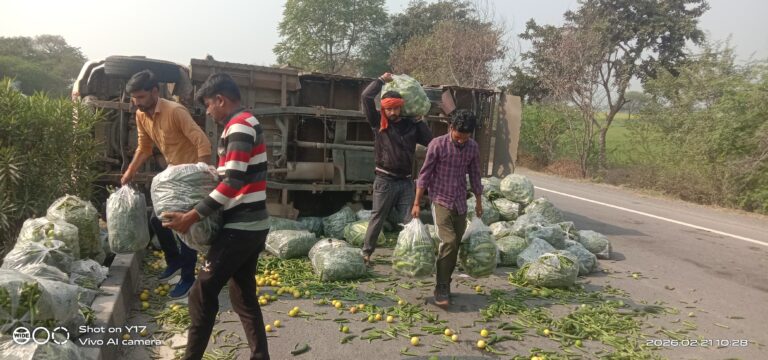 मोंठ के सेमरी के पास सब्जियों से भरी लोडर पलटी, चालक घायल।