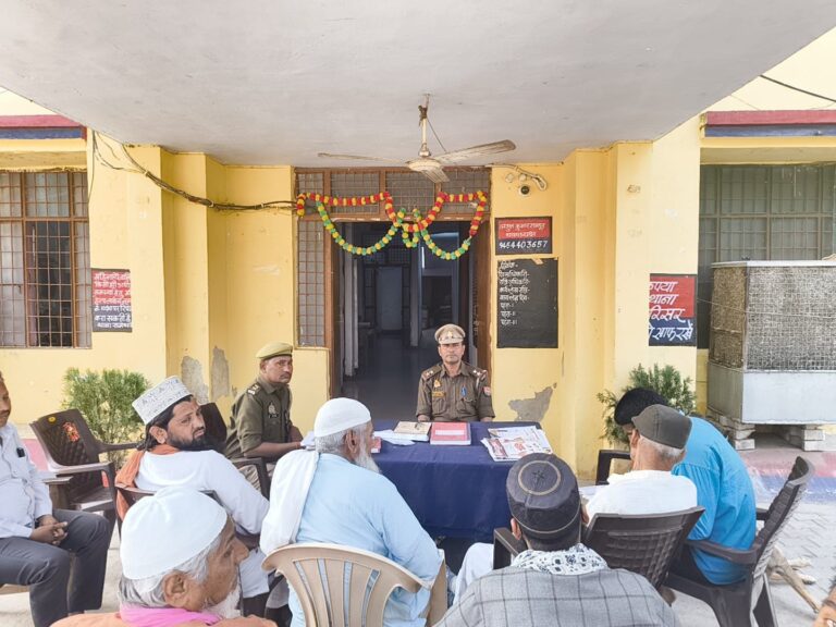 समथर — आगामी होली पर्व को शांतिपूर्ण एवं सौहार्दपूर्ण वातावरण में संपन्न कराने के उद्देश्य को लेकर थाना परिसर में पीस कमेटी की बैठक उपनिरीक्षक बृजेश कुमार भार्गव की अध्यक्षता में सम्पन्न हुई ।