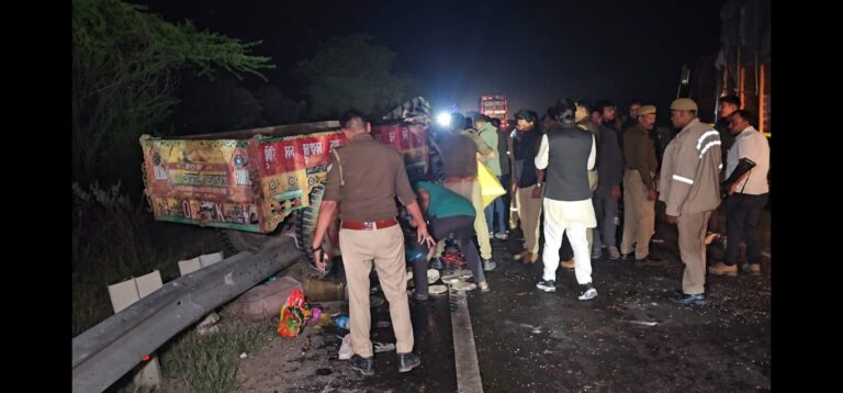 ट्रैक्टर-ट्रॉली पलटने से एक महिला की मौत, दर्जनों श्रद्धालु घायल