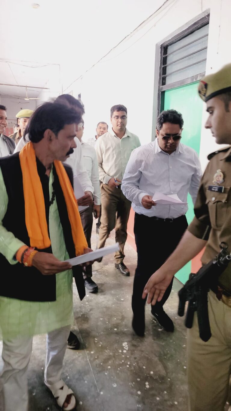 अनुपस्थिति के बावजूद हस्ताक्षर दर्शाने का आरोप, पार्षद ने डीएम को सौंपा ज्ञापन