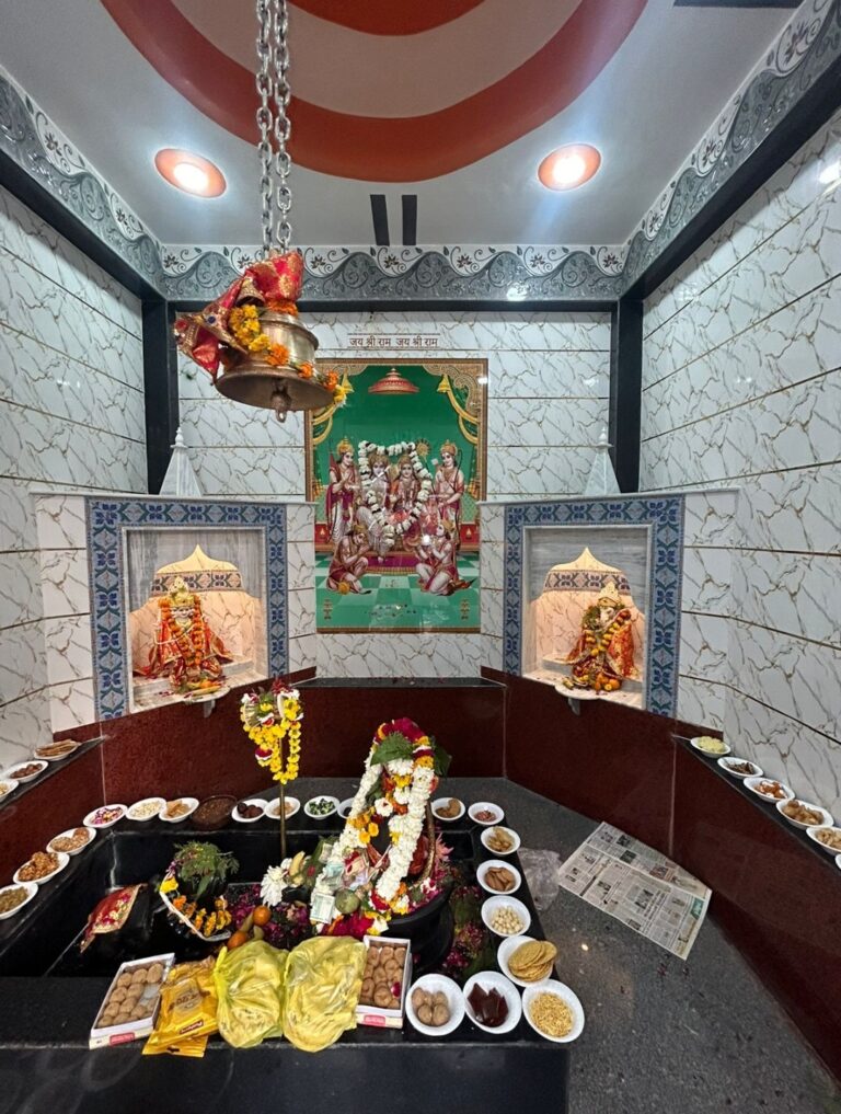 मोंठ:&nbsp; कस्बा स्थित प्रसिद्ध शिव धाम मंदिर परिसर में सोमवार की देर शाम भक्ति और श्रद्धा से ओतप्रोत भजन-कीर्तन का आयोजन किया गया।