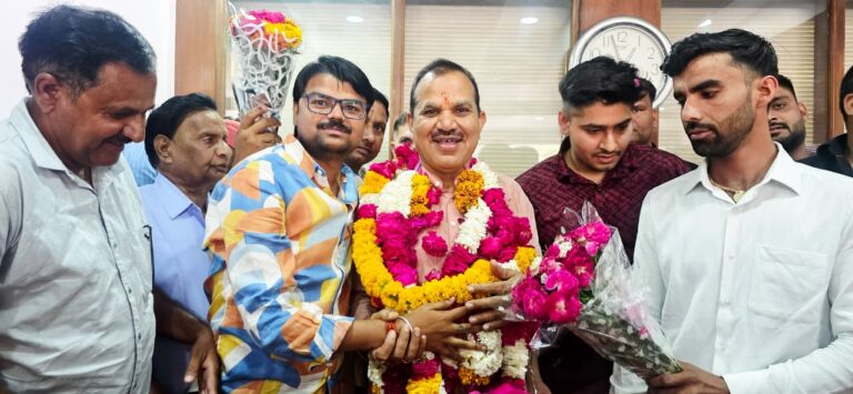 पूर्व सांसद डॉ. चंद्रपाल सिंह यादव का जन्मदिन हर्षोल्लास के साथ मनाया।