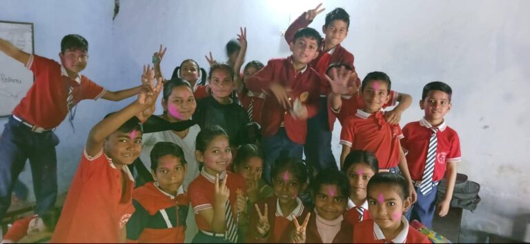 मोंठ नगर के विद्यालयों में धूमधाम से खेली गई होली।