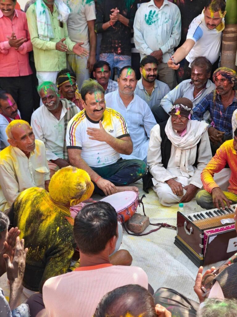 मोंठ के बुढ़ाबली गांव में पूर्व विधायक दीप नारायण सिंह ‘दीपक यादव’ ने ग्रामीणों संग मनाई होली।