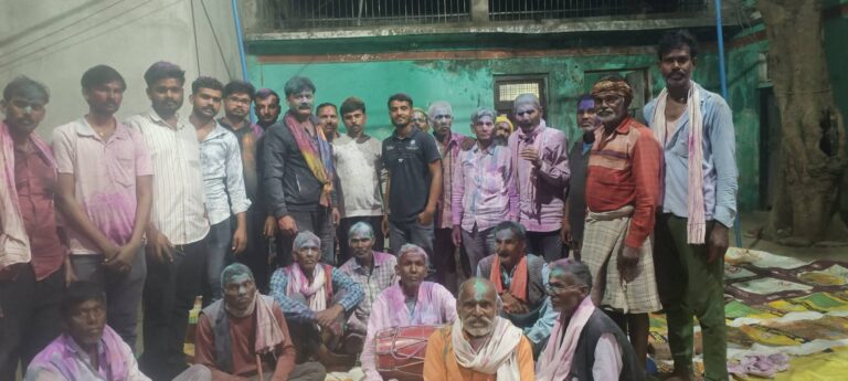 पूर्व जिला पंचायत सदस्य दीपेंद्र यादव ने क्षेत्र के ग्रामीणों के साथ होली खेली, फाग गीतों पर झूमे।