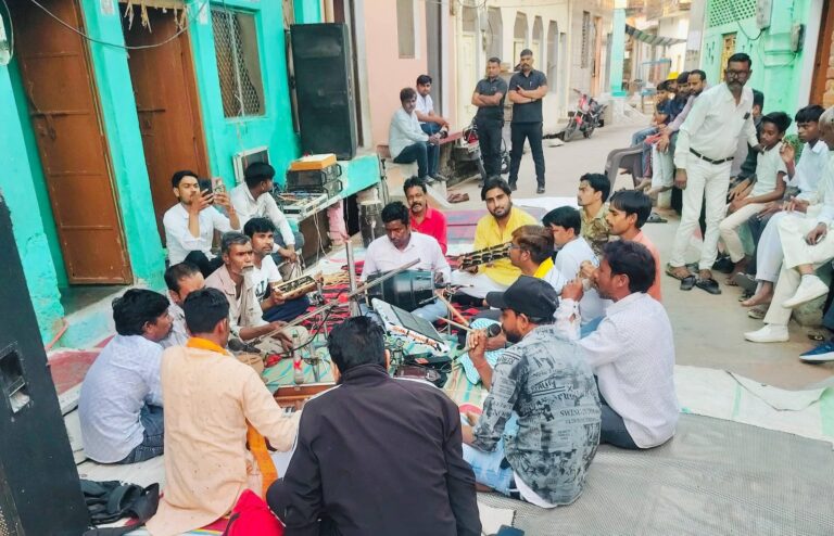 मोंठ में देवी जागरण में शामिल हुए युवा नेता वरुण यादव, कलाकारों को किया सम्मानित।