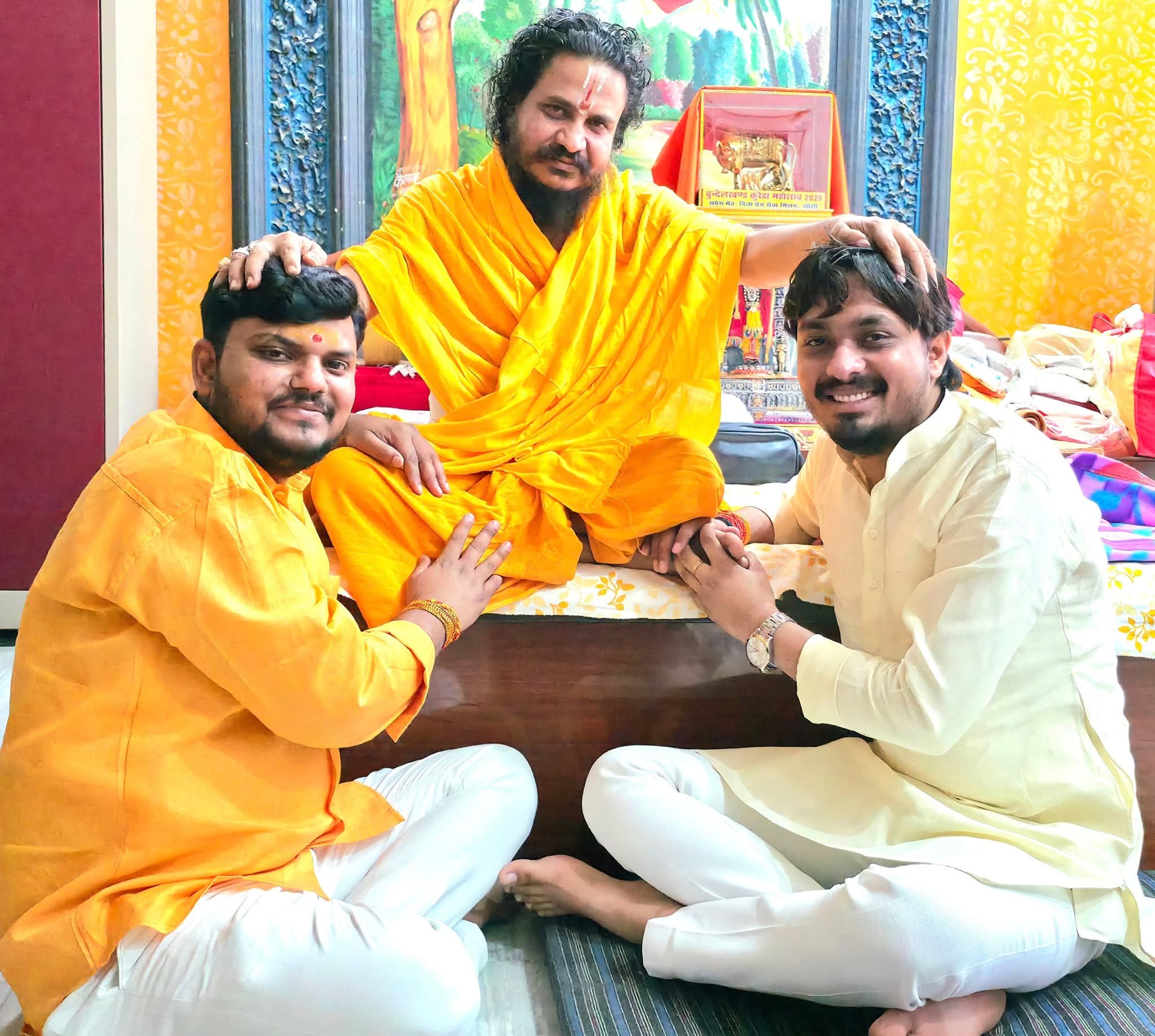 अयोध्या में बामन मंदिर के पीठाधीश्वर से भाजपा नेताओं ने लिया आशीर्वाद।