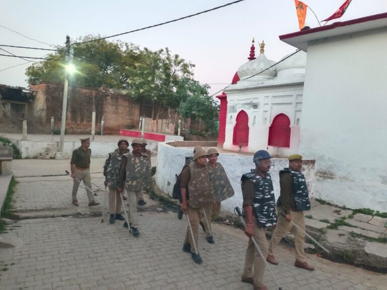 झांसी: होली को लेकर शाहजहांपुर पुलिस सतर्क, थाना प्रभारी ने किया पैदल गश्त।