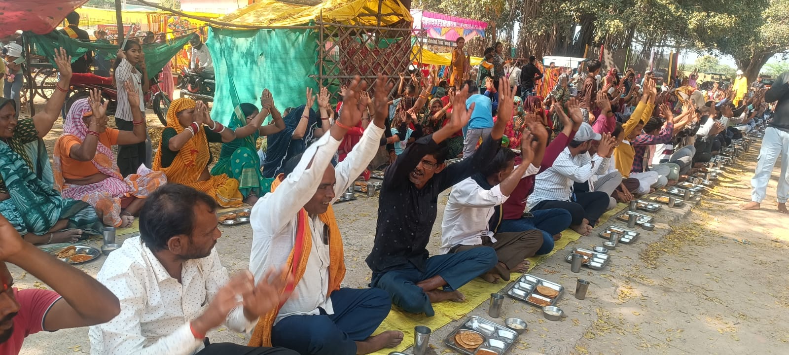 हर सोमवार शीतला माता मंदिर पांडौरी में आयोजित हो रहा भंडारादूर-दराज़ से उमड़ती श्रद्धालुओं की भीड़।