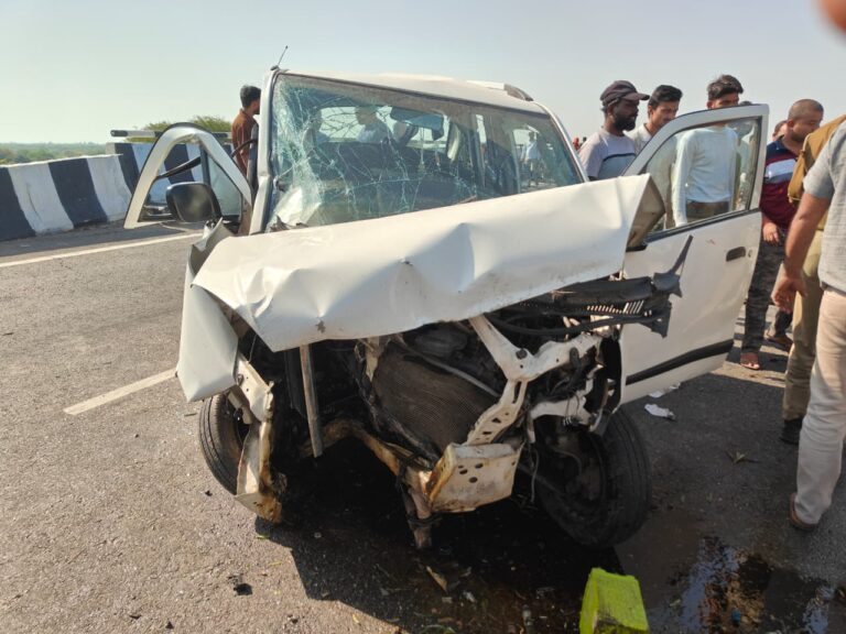 झांसी के पूंछ में कार डिवाइडर से टकराई, एसबीआई क्रेडिट कार्ड के जोनल हेड मैनेजर की मौत