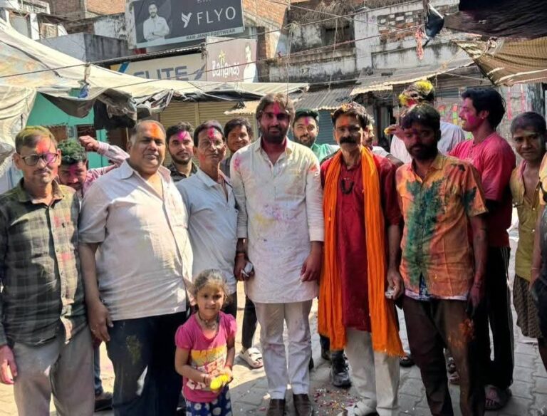 युवा नेता वरुण यादव मोंठ ने नगरवासियों के संग होली खेली।