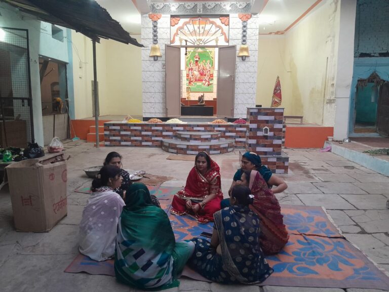 मोंठ में शिव धाम मंदिर में खेली गई फूलों की होली, भजन-कीर्तन से गूंजा परिसर।