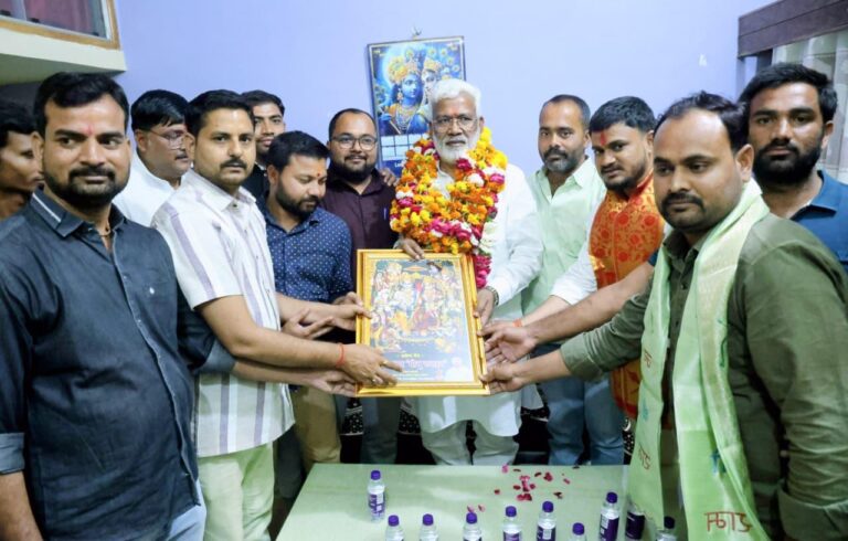 कैबिनेट मंत्री के समथर आगमन पर विश्व हिंदू परिषद कार्यकर्ताओं ने किया स्वागत