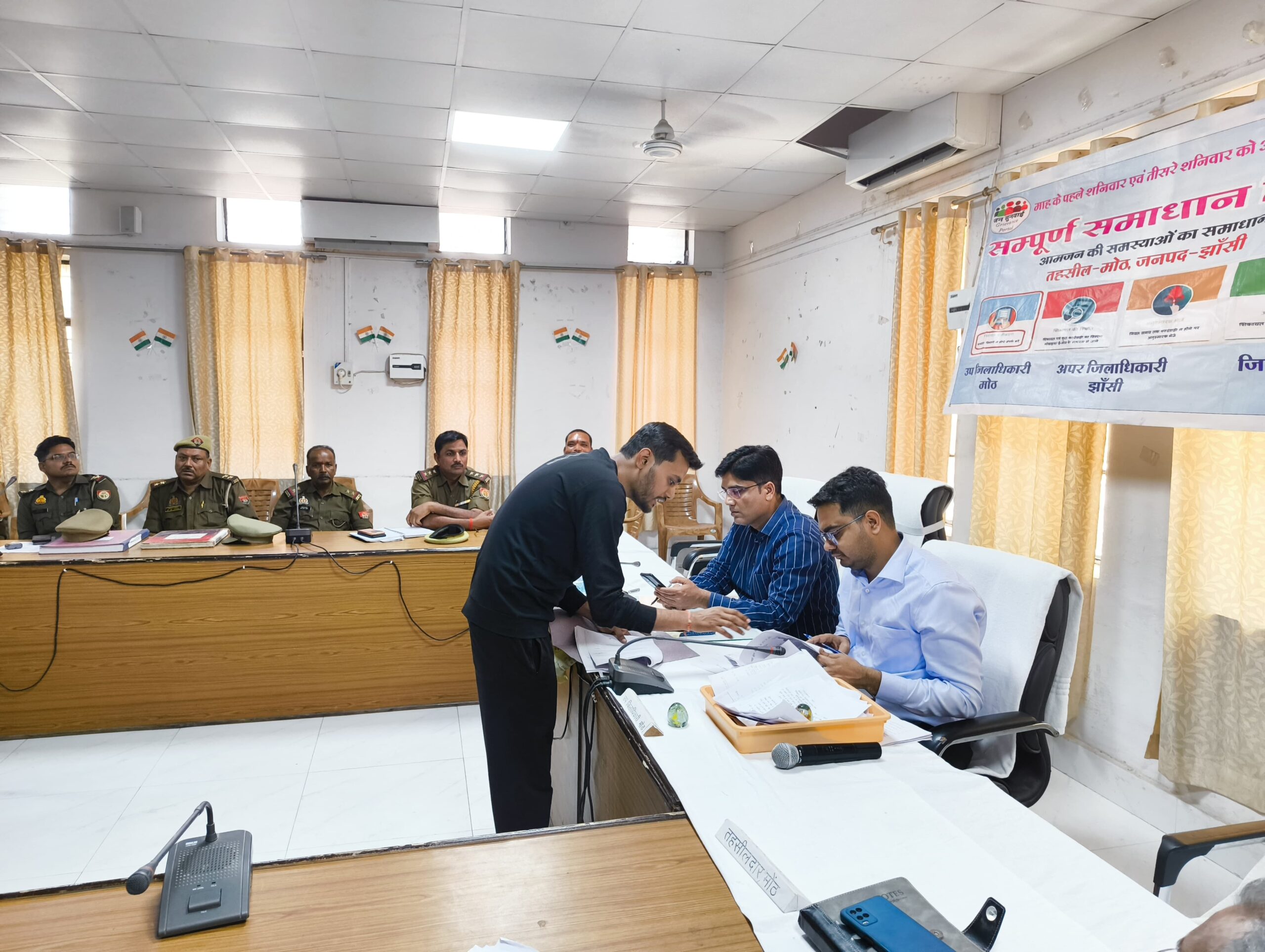 मोंठ में आयोजित तहसील दिवस में 40 शिकायतें प्राप्त, अधिकारियों को दिए गए त्वरित निस्तारण के निर्देश।
