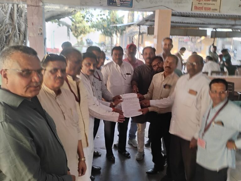 बुंदेलखंड राज्य निर्माण के लिए जनआक्रोश रथ यात्रा मोंठ पहुंची, अधिवक्ताओं व व्यापारियों से किया जनसंपर्क