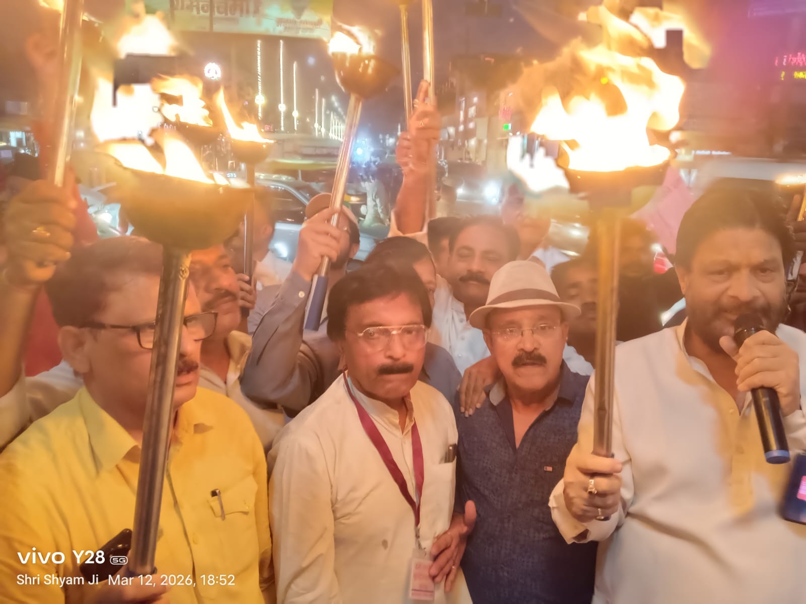 भानु सहाय की अगुवाई में झांसी पहुंची बुंदेलखंड राज्य निर्माण की जनआक्रोश रथ यात्रा, मशाल जुलूस निकालकर जताया आक्रोश