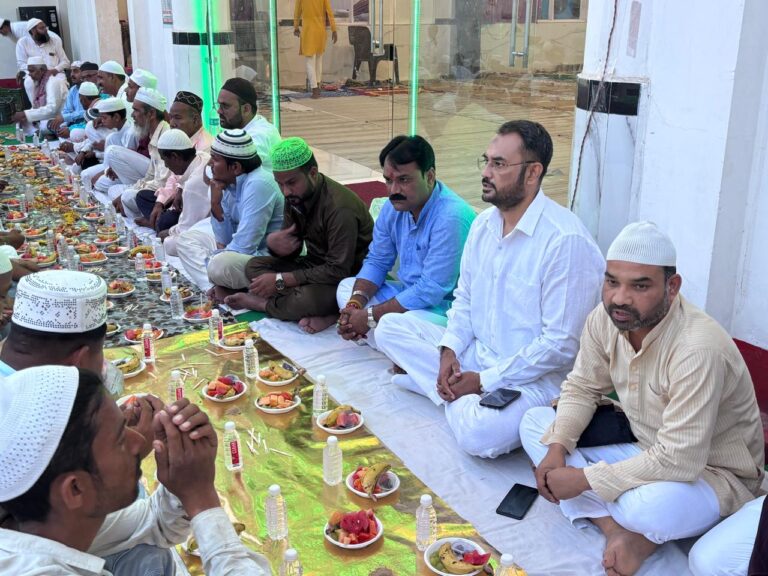 मक्का मस्जिद में समाजसेवी आशु यादव ने कराया रोजा इफ्तार
