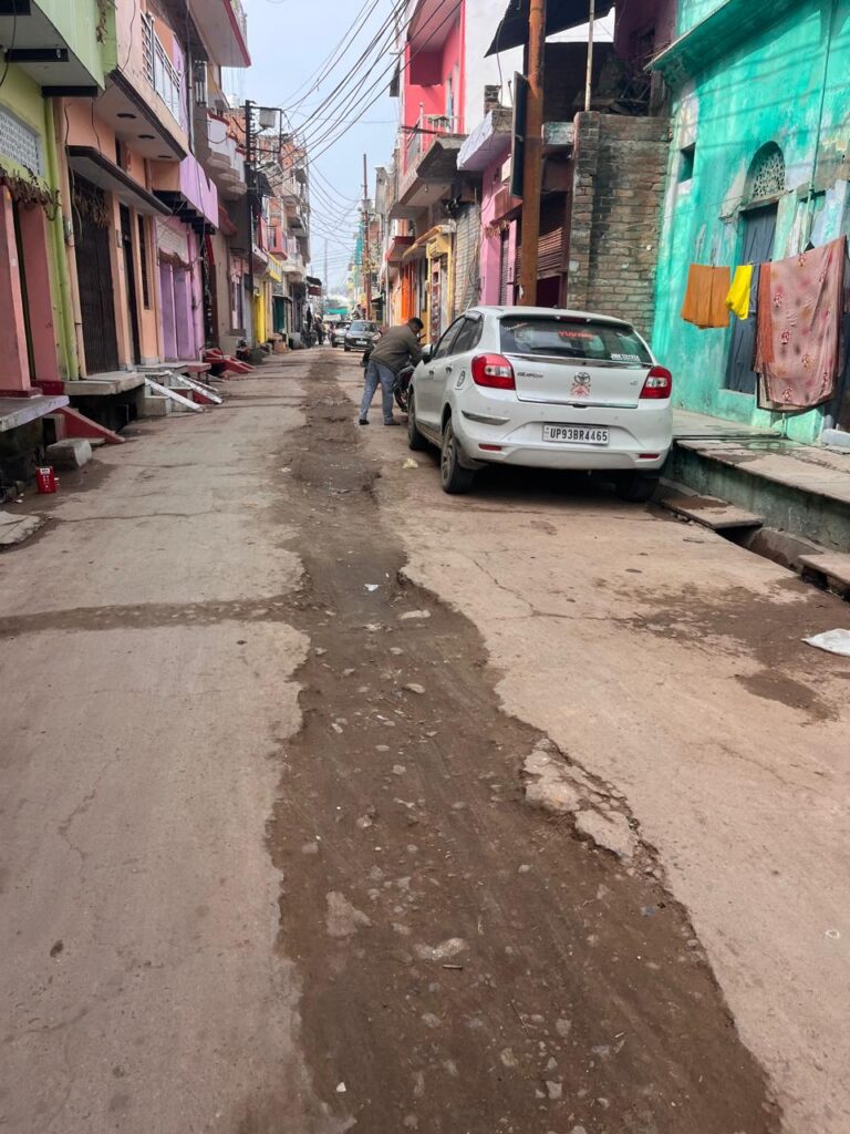 समथर में पाइप लाइन के लिए सड़के खोद डाली लेकिन सही करना भूले