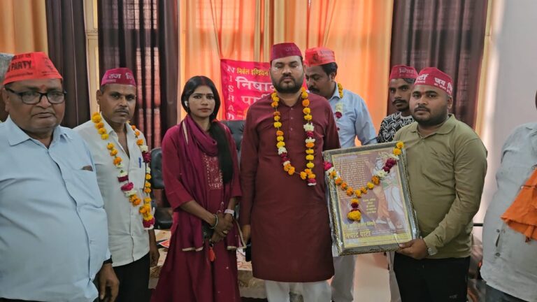 पंचायत चुनाव की तैयारी में जुटी निषाद पार्टी, बम्हरौली में हुई बैठक