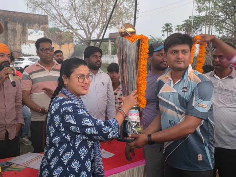 निवर्तमान ग्राम प्रधान रतसर कला और भाजपा नेत्री स्मृति सिंह ने बेसिक शिक्षक क्रिकेट प्रतियोगिता का शुभ आरम्भ रतसर इंटर कॉलेज में किया।