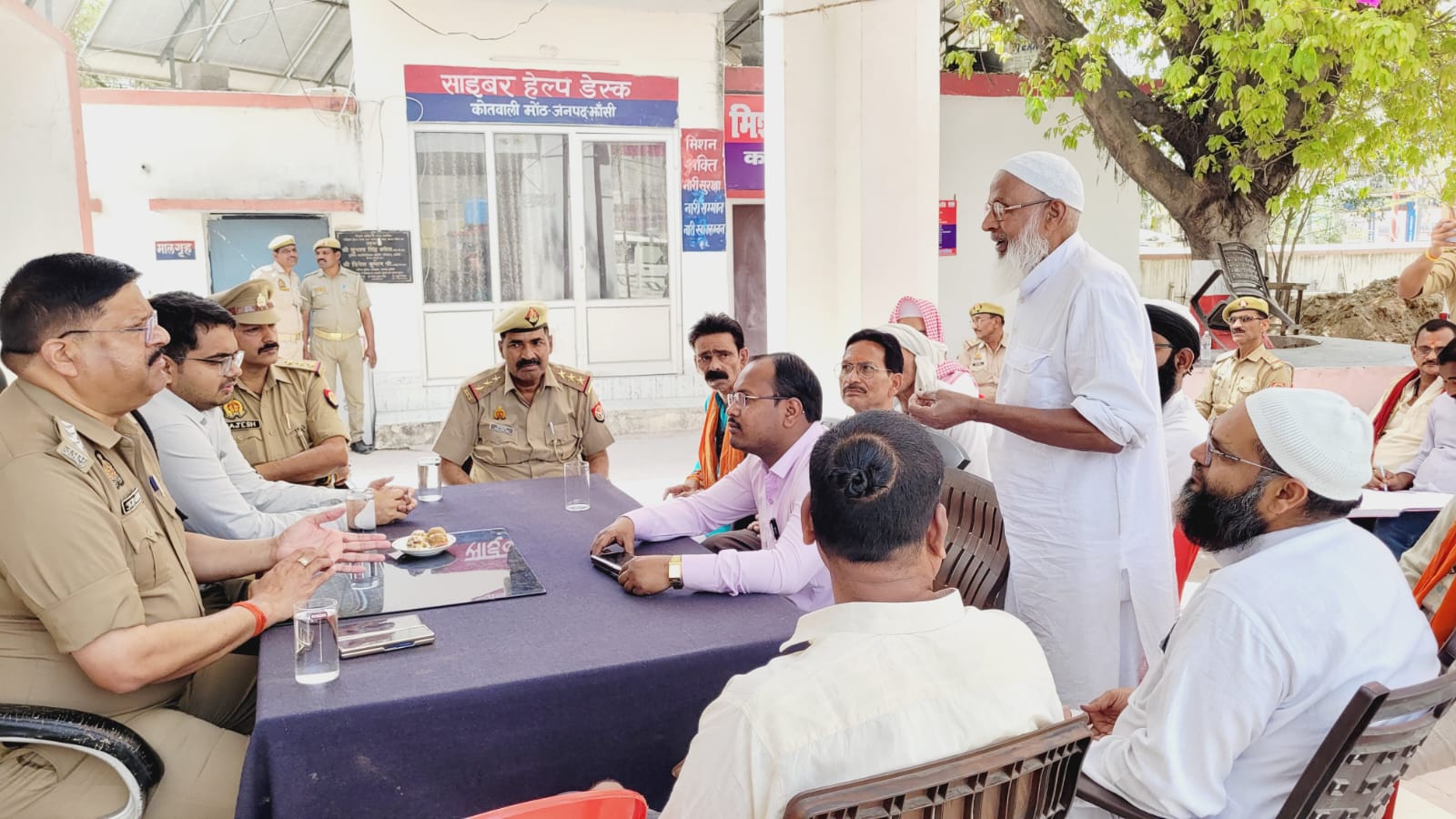 मोंठ—आगामी ईद पर्व को शांतिपूर्ण एवं सौहार्दपूर्ण वातावरण में संपन्न कराने के उद्देश्य से कोतवाली मोंठ परिसर में उपजिलाधिकारी अवनीश तिवारी की अध्यक्षता में पीस कमेटी की बैठक आयोजित की गई।