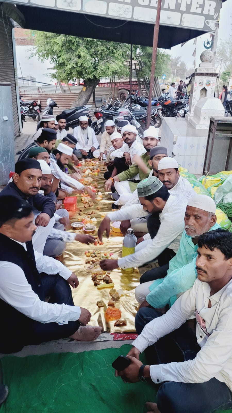 नगर केसपा नेता वरुण यादव ने रोजा इफ्तार कराया।