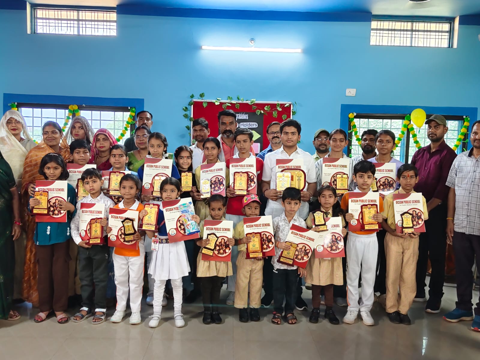 ओशन पब्लिक स्कूल में वार्षिक परिणाम घोषित, मेधावी छात्र सम्मानित।