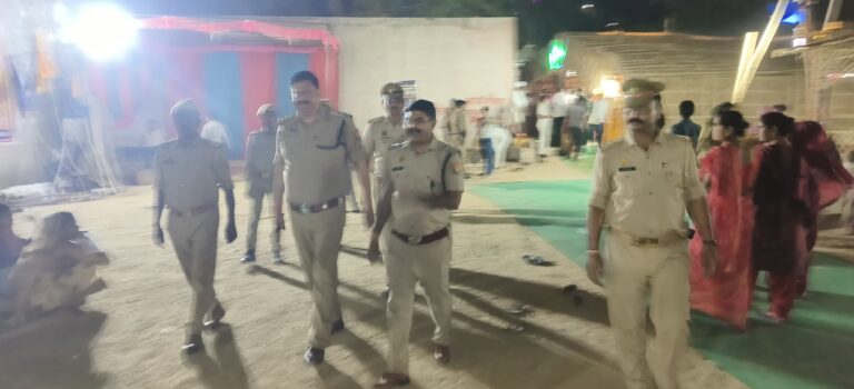 मेला क्षेत्र में अधिकारियों ने किया पैदल गश्त, सुरक्षा व्यवस्था परखी।