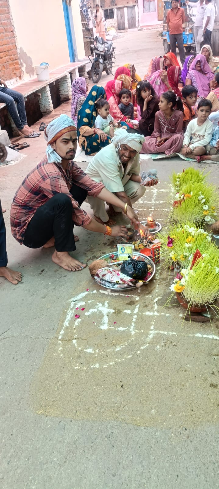 मोंठ में नवमी पूजन के बाद निकाले गए जवारे, श्रद्धालुओं की उमड़ी भीड़।