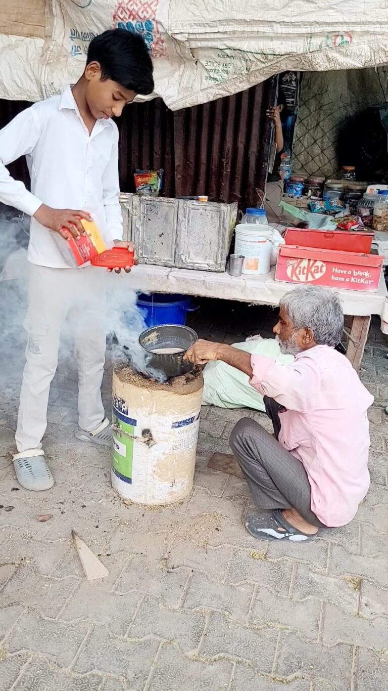 घरेलू गैस सिलेंडर न मिलने से अफरा तफरी मची।