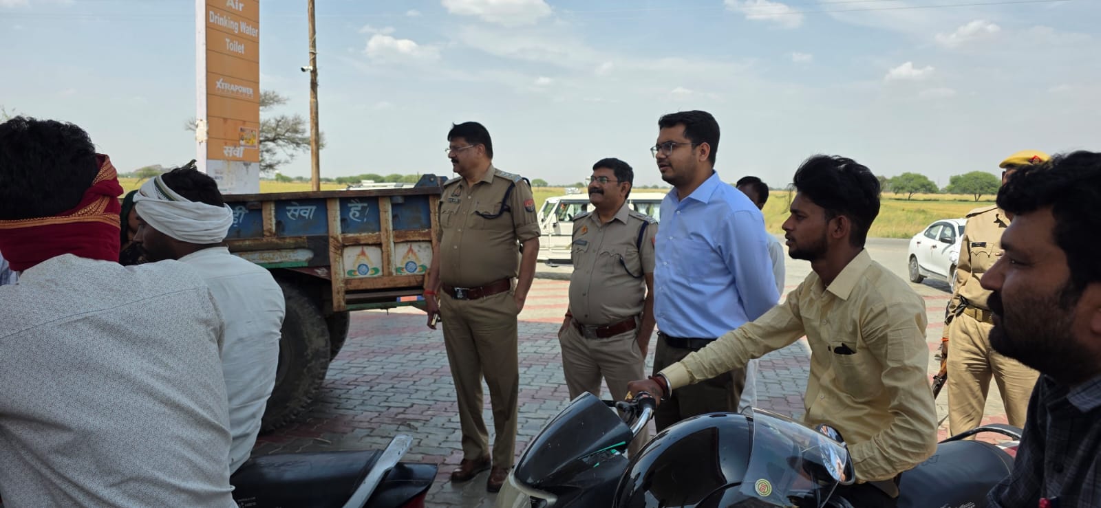 मोंठ। पेट्रोल-डीजल की उपलब्धता को लेकर फैली अफवाहों के बीच प्रशासनिक अधिकारियों ने स्थिति का जायजा लिया।